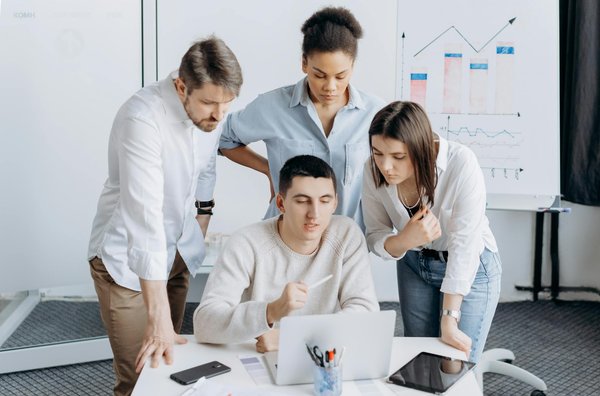 Quand et pourquoi utiliser une embouteilleuse automatisée ?