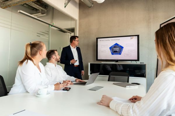 Formation chargé de production en gestion de la post-production et des formats : devenez expert du secteur audiovisuel