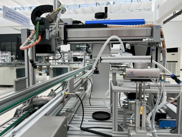 Quand et pourquoi utiliser une embouteilleuse automatisée ?