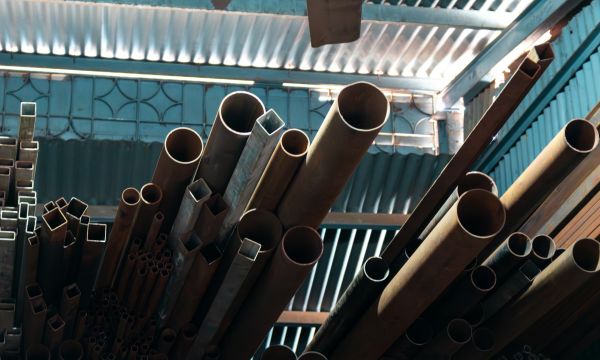 Tout savoir sur le tube acier carré : polyvalence et applications