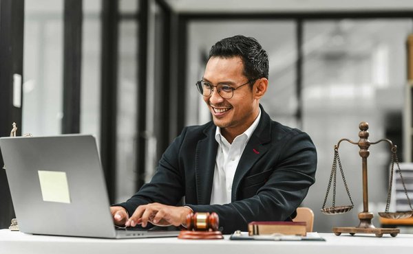 Votre experte en droit à tours: amélie tizon, avocat spécialisé